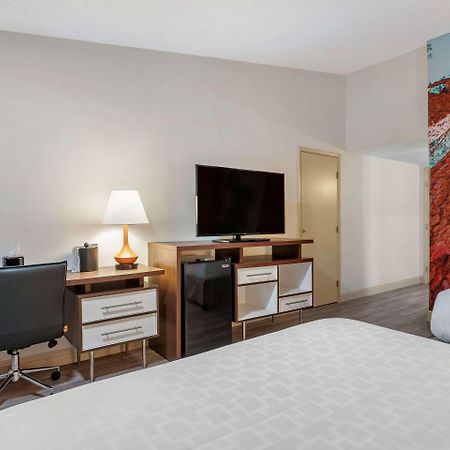 Clarion Pointe Fresno Near Yosemite Hotel Bagian luar foto