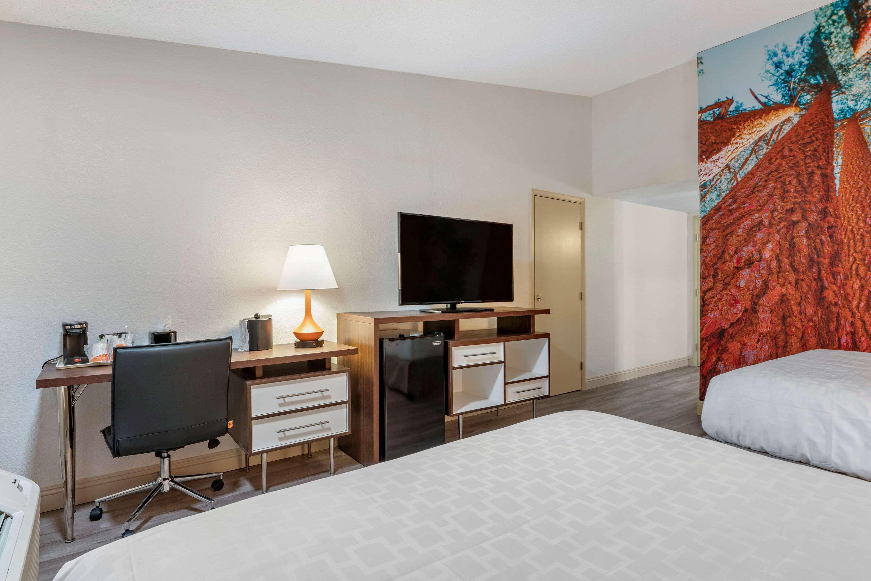 Clarion Pointe Fresno Near Yosemite Hotel Bagian luar foto