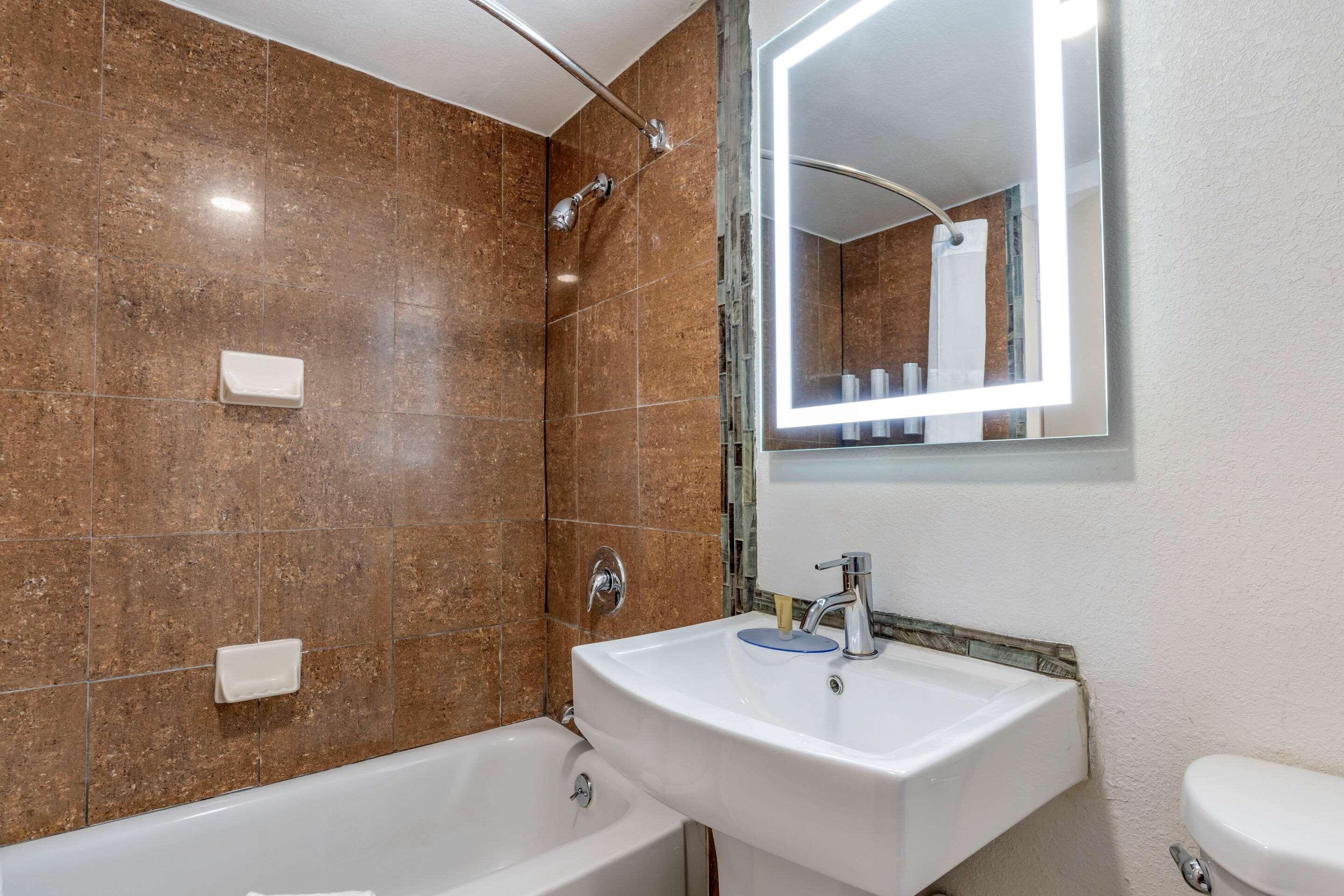 Clarion Pointe Fresno Near Yosemite Hotel Bagian luar foto