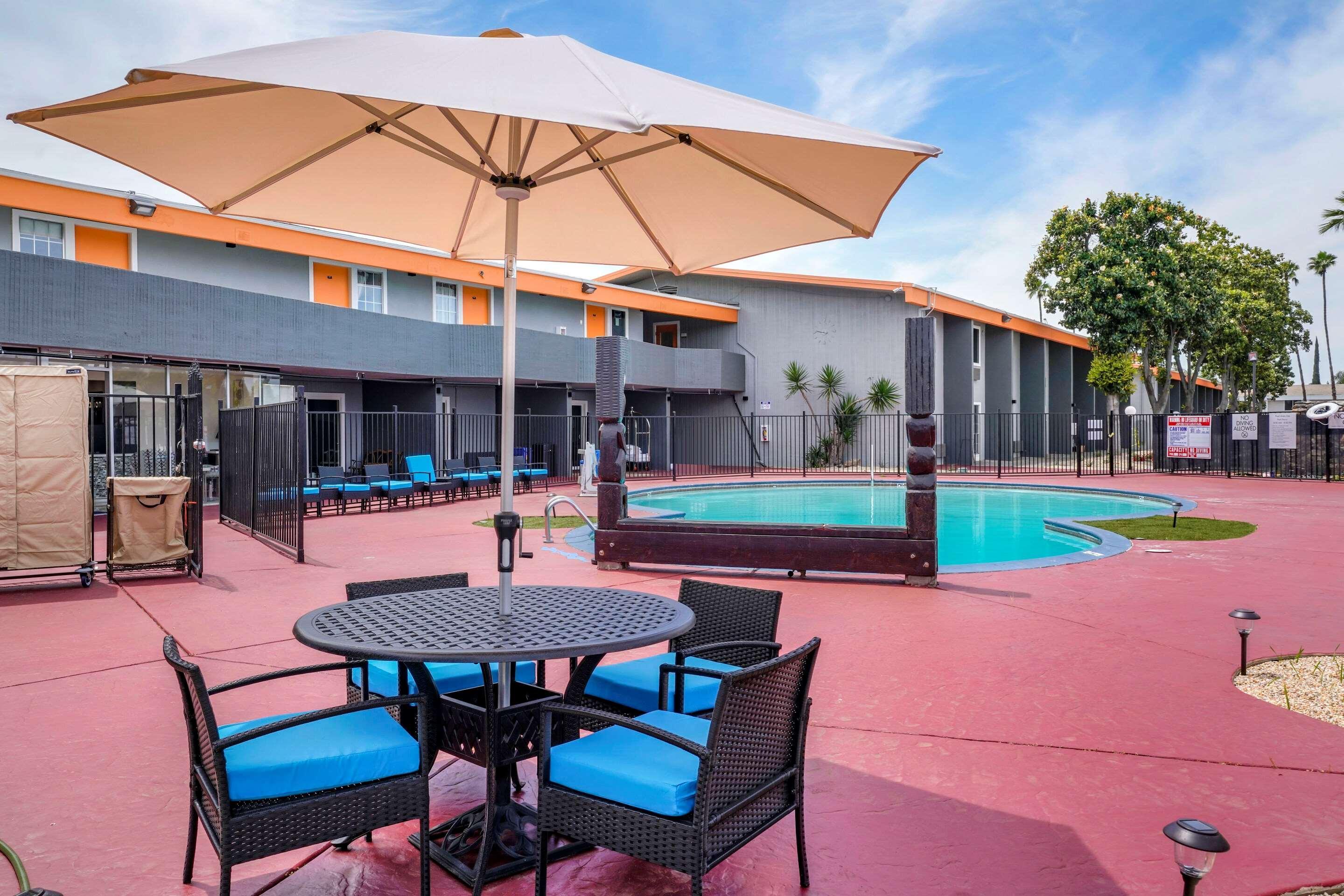 Clarion Pointe Fresno Near Yosemite Hotel Bagian luar foto