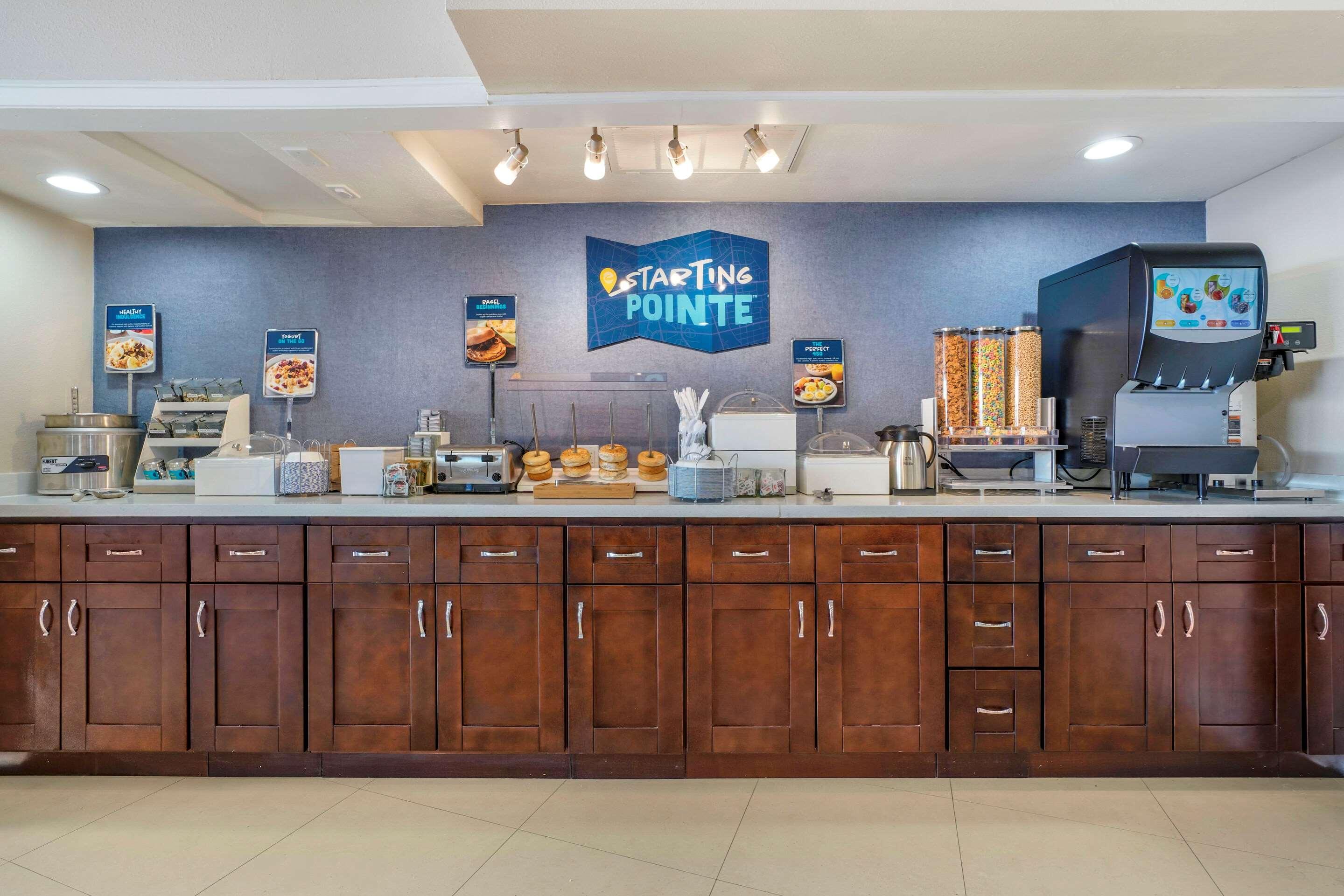 Clarion Pointe Fresno Near Yosemite Hotel Bagian luar foto