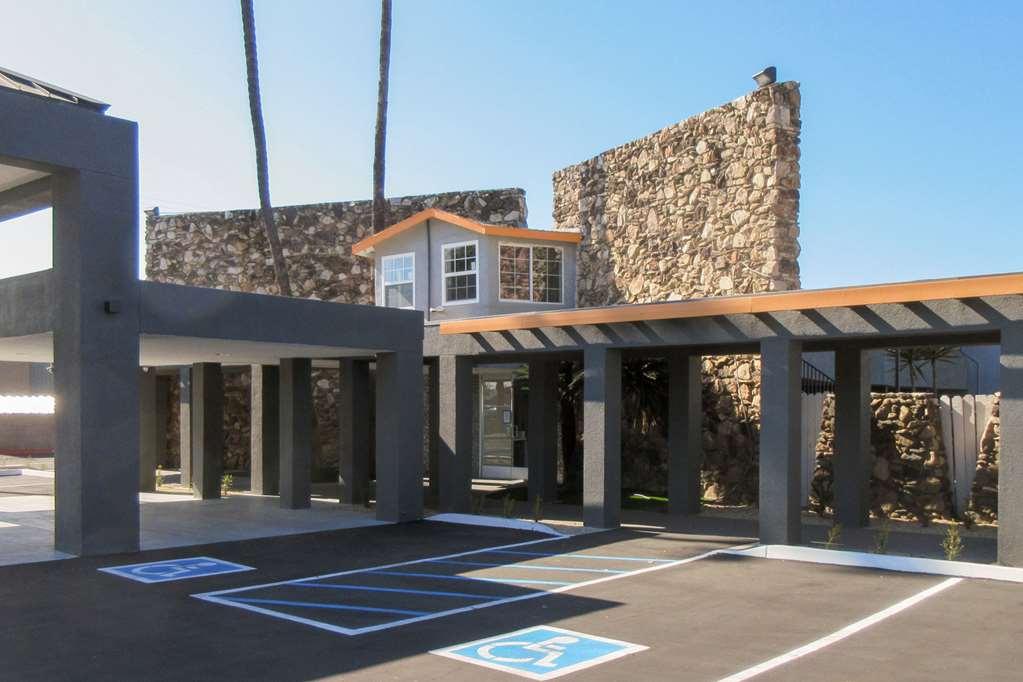 Clarion Pointe Fresno Near Yosemite Hotel Bagian luar foto