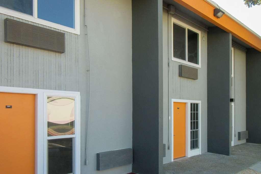 Clarion Pointe Fresno Near Yosemite Hotel Bagian luar foto